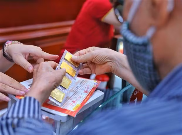 Giao dịch vàng tại Công ty Vàng bạc Đá quý Bảo Tín Minh Châu. (Ảnh: Ảnh: Danh Lam/TTXVN)