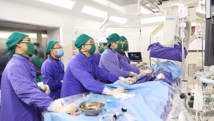 Kíp bác sĩ thực hiện đặt van sinh học cho bệnh nhân tại Bệnh viện Đa khoa tỉnh.