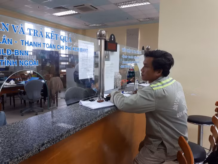 Người lao động làm thủ tục về BHXH tại BHXH tỉnh Quảng Ngãi.