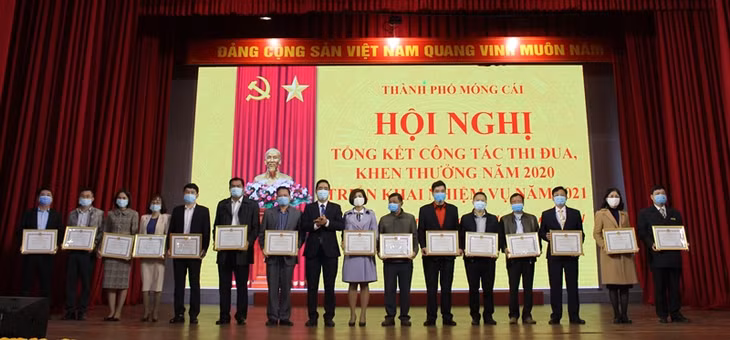 Nhiều tập thể, cá nhân được khen thưởng tại hội nghị.