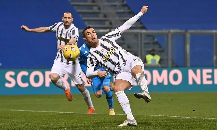 Ronaldo trong tình huống vặn người bắt vô-lê mở tỷ số cho Juventus trước Napoli hôm 20/1. Ảnh: Lapresse