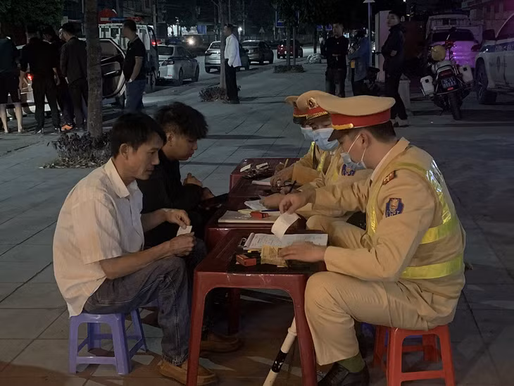 Cán bộ Đội CSGT số 3, Phòng CSGT đường bộ, đường sắt lập biên bản người vi phạm nồng độ cồn trê QL18 đoạn đi qua địa bàn TP Uông Bí. 