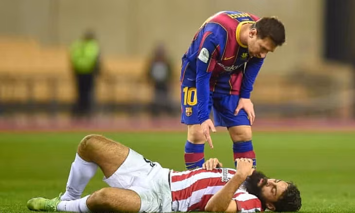 Messi hỏi thăm sau khi đánh vào đầu Villalibre. Ảnh: Sutterstock