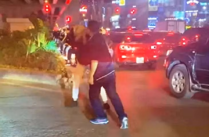 Vũ Ngọc Long hành hung nam thanh niên được người dân ghi lại và đăng lên mạng xã hội khiến nhiều người bức xúc trước hành vi côn đồ.