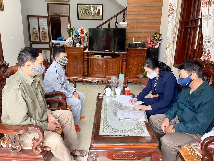 Sau đó, Tổ tự quản khu Nam Sơn (phường Nam Khê, TP Uông Bí) sẽ đến từng nhà dân để nắm chắc