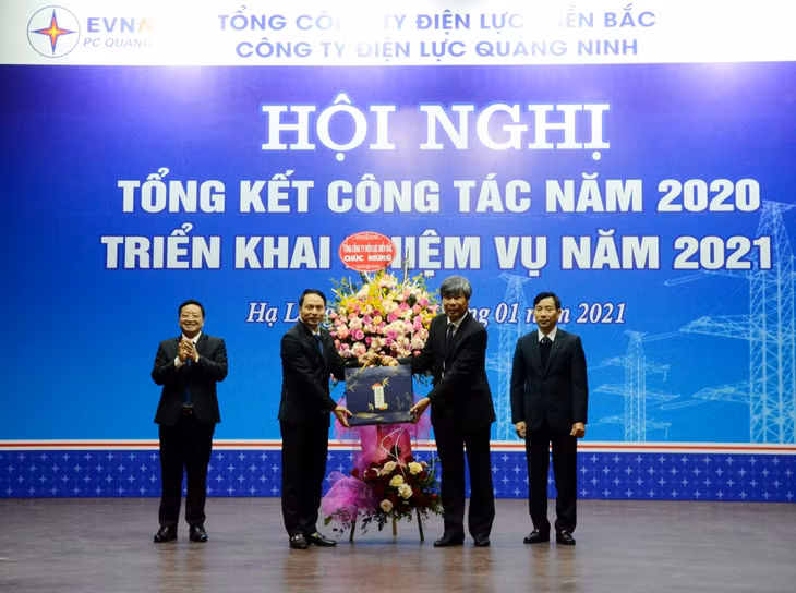 Đại diện lãnh đạo Tổng Công ty Điện lực miền Bắc tặng hoa chúc mừng thành tích của Công ty Điện