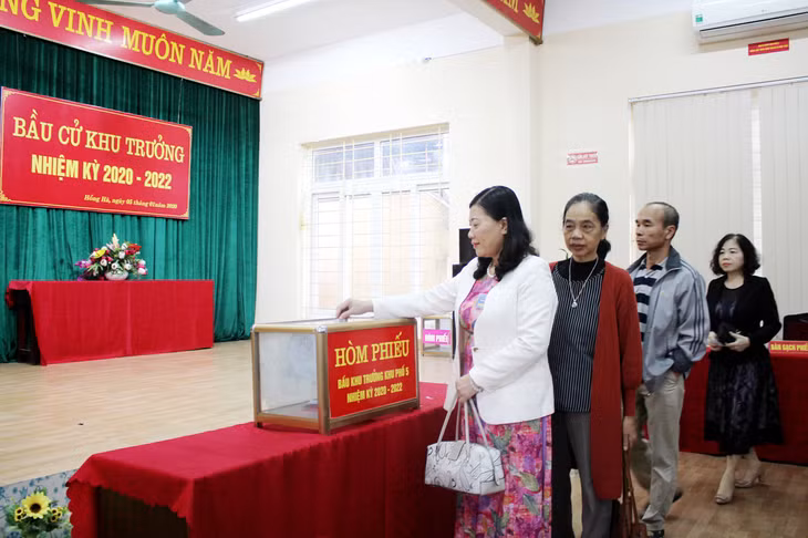 Cử tri khu phố 5, phường Hồng Hà, TP Hạ Long bỏ phiếu bầu trưởng khu nhiệm kỳ 2020-2022.