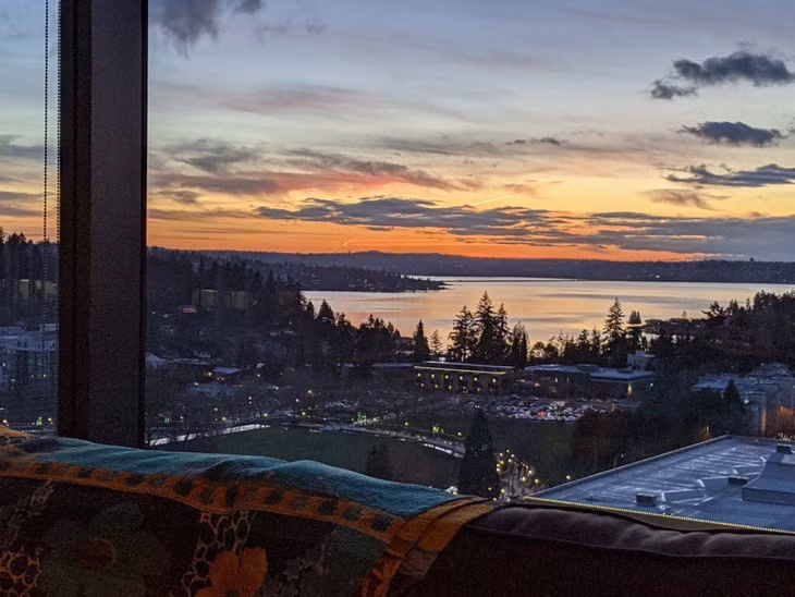 Một người dùng chia sẻ khung cảnh hoàng hôn tại Bellevue, Seattle (Mỹ), đằng xa là hồ Washington. Nguồn: windowswap