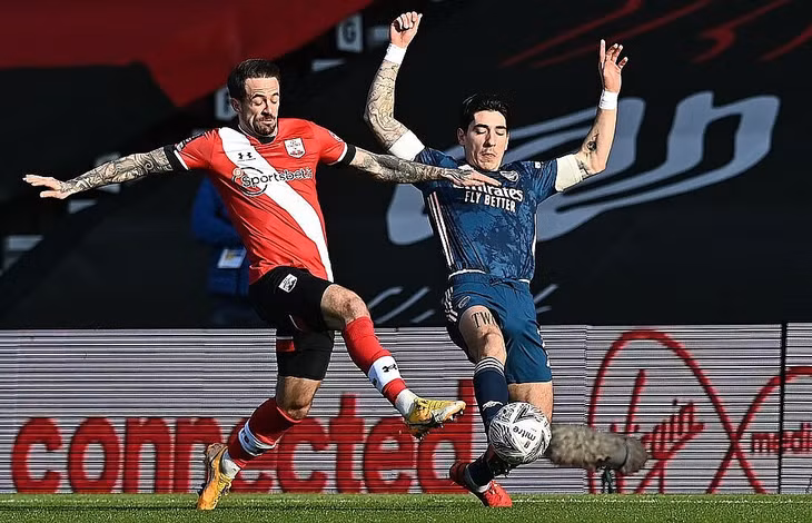 Tiền đạo Danny Ings (trái) tranh bóng với Bellerin. Ảnh: AFP.