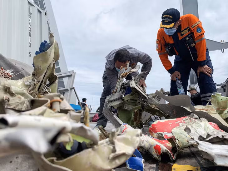Indonesia tiếp tục tìm kiếm cứu nạn máy bay rơi thêm 3 ngày. Ảnh: Reuters