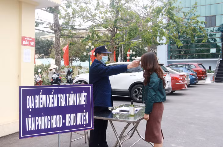 Mọi phương tiện, người ra vào các cơ quan, công sở đều được đo thân nhiệt, kê khai y tế.