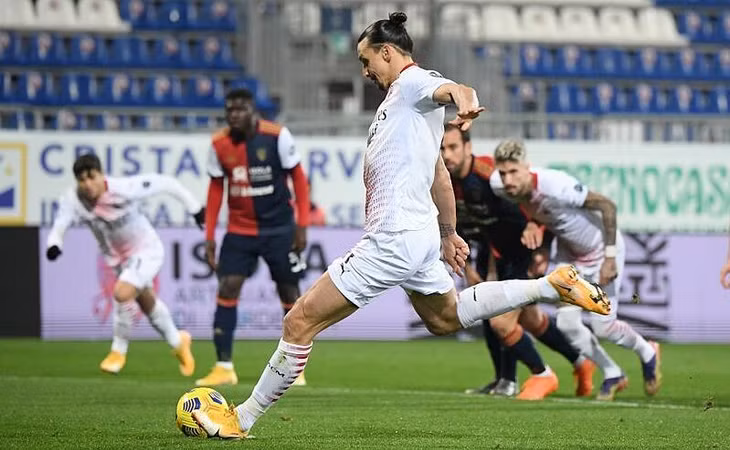 Ibrahimovic sút phạt đền mở tỷ số. Ảnh: Reuters