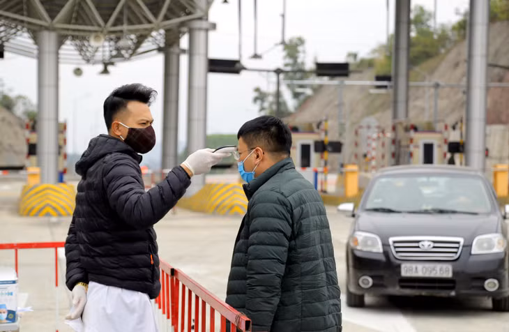 Chốt kiểm soát tại nút giao với cao tốc Hạ Long - Móng Cái trên địa bàn huyện Vân Đồn triển khai nghiêm các biên pháp phòng, chống dịch.