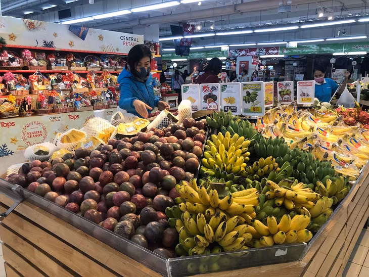 Lượng hàng hóa luôn dồi dào, đáp ứng tốt nhu cầu sắm Tết của người dân. Ảnh: VGP/Hà Anh
