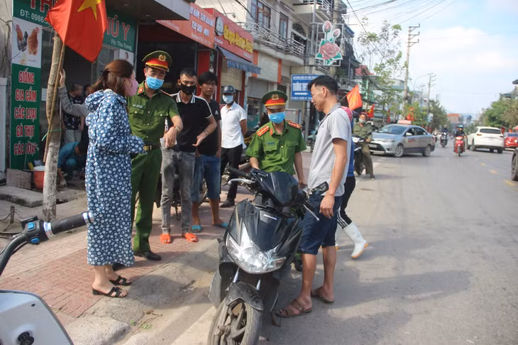 Công an xã Đông Xá (huyện Vân Đồn) giải quyết vụ va chạm giao thông trên địa bàn, tháng 4/2019.