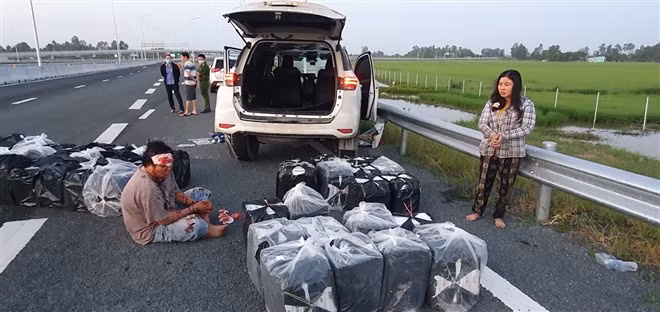 Đạt và Bê cùng tang vật.