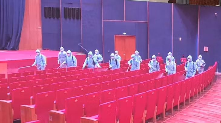Tổ y tế diễn tập khử khuẩn trong hội trường. Ảnh: VGP/Trần Minh