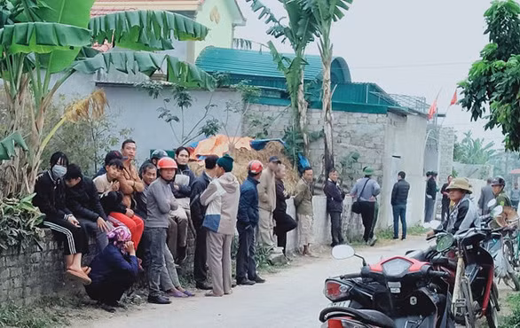 Người dân địa phương bàng hoàng trước sự việc - Ảnh: NHÃ HOÀNG