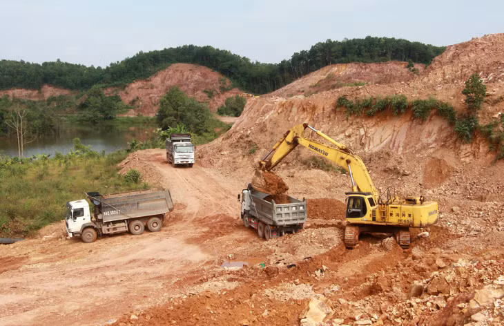 Khai thác đất làm vật liệu san lấp mặt bằng các dự án tại KKT Vân Đồn.