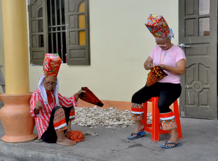 Bà con dân tộc Dao Thanh Phán, xã Quảng Sơn (Hải Hà) thêu trang phục.