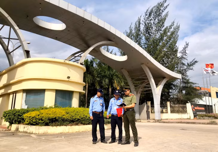 Cán bộ Phòng An ninh kinh tế (Công an tỉnh) trao đổi tình hình an ninh với lực lượng bảo vệ một doanh nghiệp sản xuất xi măng trên địa bàn