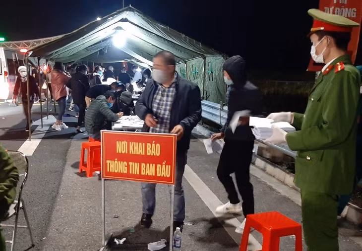 Lực lượng công an tham gia kiểm soát người và phương tiện ra/vào địa bàn Quảng Ninh tại Trạm Thu phí qua Cầu Bạch Đằng.