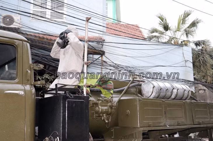 Để phun hóa chất khử trùng tại tỉnh Quảng Ninh, Bộ Tư lệnh Quân khu 3 đã điều 11 chiến sĩ trực tiếp làm nhiệm vụ.