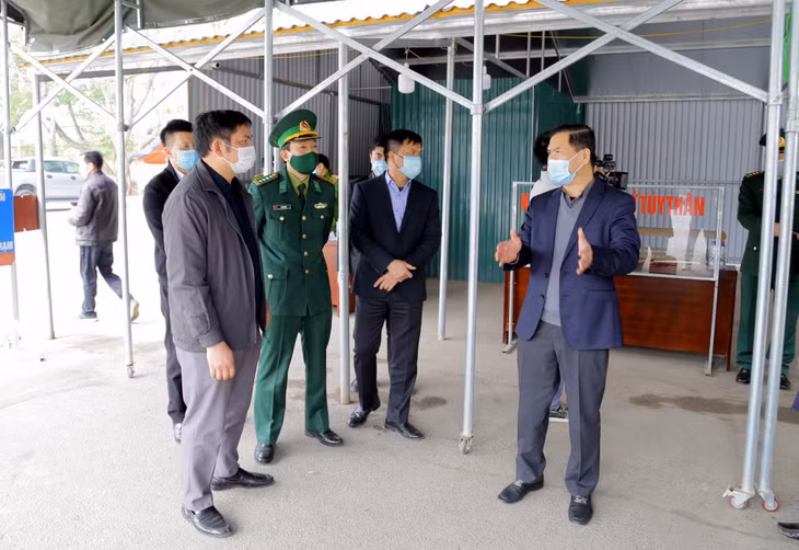 Đồng chí Phó Chủ tịch UBND tỉnh kiểm tra công tác kiểm soát người và phương tiện tại Trạm