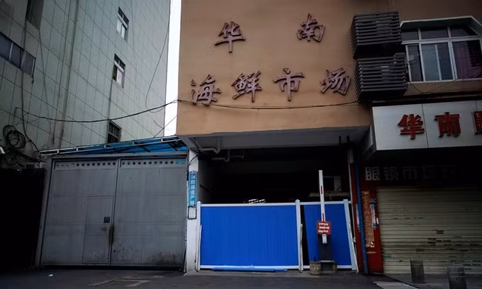 Lối vào chợ hải sản Hoa Nam ở Vũ Hán bị chặn hôm 30/3/2020 sau khi nơi này ghi nhận đợt bùng phát Covid-19 đầu tiên trên thế giới. Ảnh: Reuters.