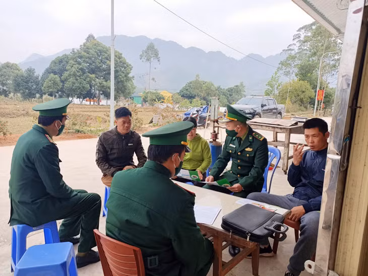 Cán bộ, chiến sỹ Đồn Biên phòng Bắc Sơn tuyên truyền và tổ chức cho người dân thôn Thán Phún, xã Bắc Sơn ký cam kết tố giác tội phạm XNC trái phép và phòng, chống dịch Covid-19.