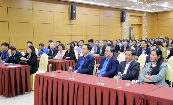 Đảng viên Đảng bộ Khối các cơ quan tỉnh theo dõi phiên 