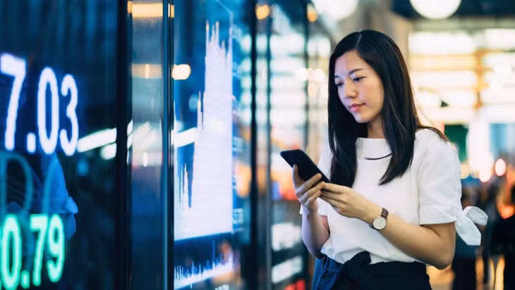 Các nhà đầu tư cần tìm hiểu thật kĩ trước khi đổ tiền vào thị trường chứng khoán. (Ảnh minh họa: Forbes)