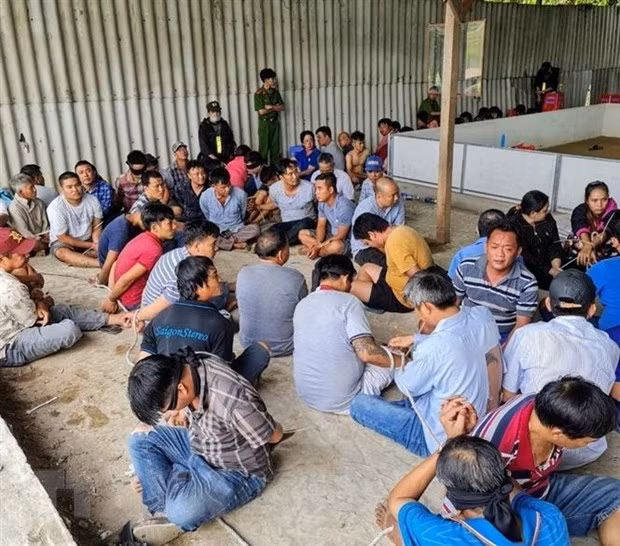 Các con bạc trong một vụ án đánh bạc bị lực lượng công an bắt giữ. Ảnh minh họa. (Nguồn: TTXVN phát)