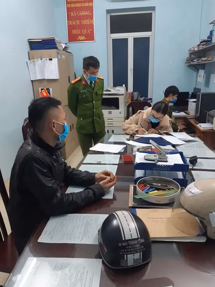 Lực lượng chức năng tiến hành lập biên bản xử phạt hành chính đối với anh N.V.C phố Lý Thường Kiệt, thị trấn Tiên Yên, huyện Tiên Yên 
