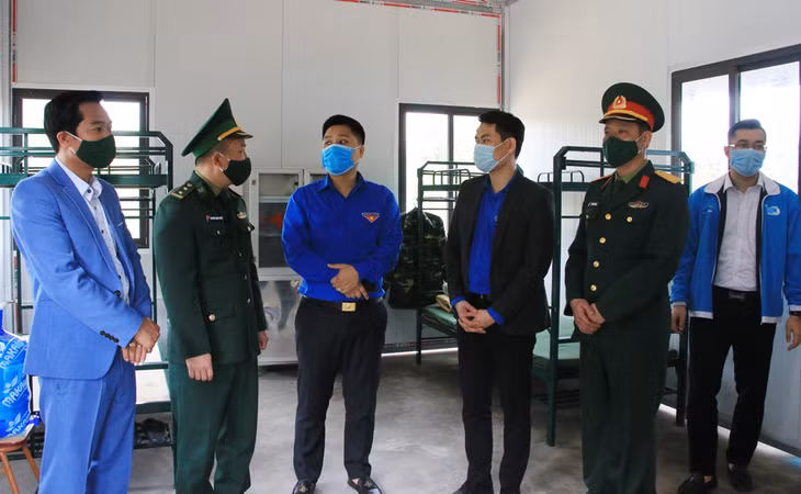 Đoàn hỏi thăm tình hình 