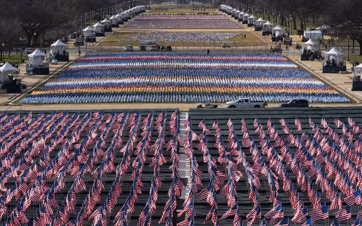 Quốc kỳ Mỹ đặt tại khu vực National Mall trước lễ nhậm chức của ông Biden và bà Harris. (Ảnh: AP)
