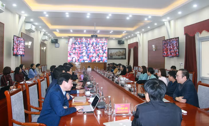 Cán bộ, công chức, VC huyện Vân Đồn xem truyền hình trực tiếp phiên khai mạc ĐH