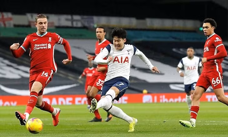Son Heung-min và hàng công Tottenham không thể khai thác những lỗ hổng ở hàng thủ Liverpool. Ảnh: Reuters.