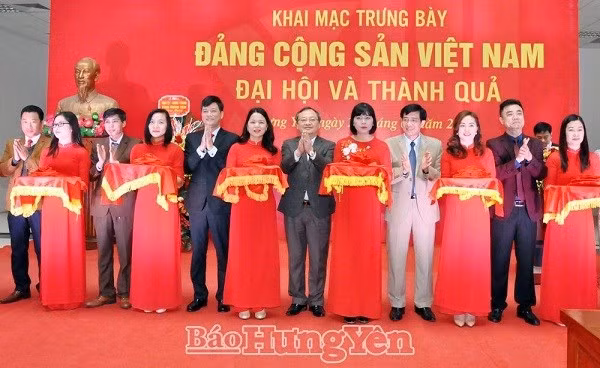 Các đại biểu cắt băng khai mạc trưng bày. (Nguồn: tuyengiaohungyen.vn)