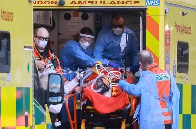 Một xe cấp cứu tại London, Anh. Ảnh: Reuters
