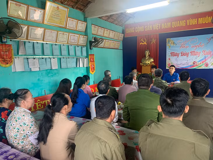 Đoàn thanh niên xã Tiền An phối hợp với Công an xã tuyên truyền pháp luật cho người dân trên địa bàn. 