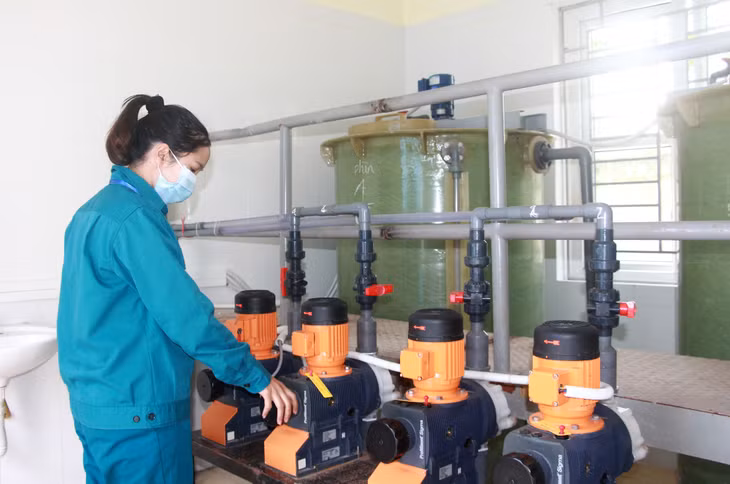 Công nhân Xí nghiệp nước Cẩm Phả vận hành hệ thống cấp nước phục vụ người dân. Ảnh: Mạnh Trường