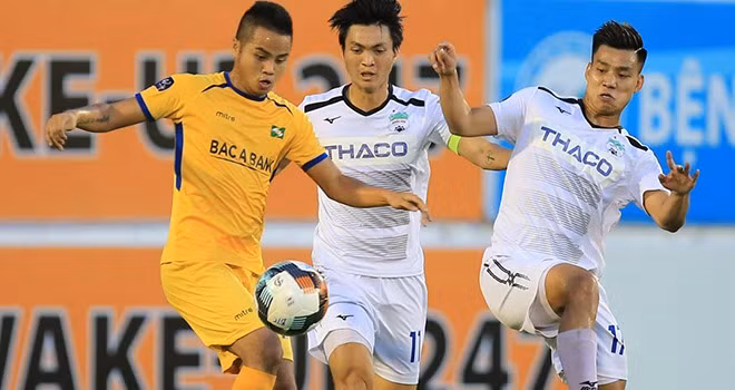 Màn đụng độ giữa HAGL và SLNA rất được chờ đợi ở vòng 2 V-League 2021. Ảnh: TTXVN