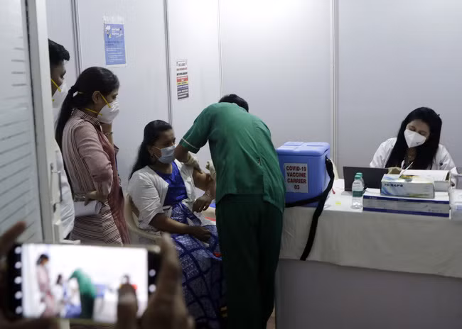 Hơn 99,6 triệu người trên thế giới đã nhiễm virus SARS-CoV-2. (Ảnh: AP)