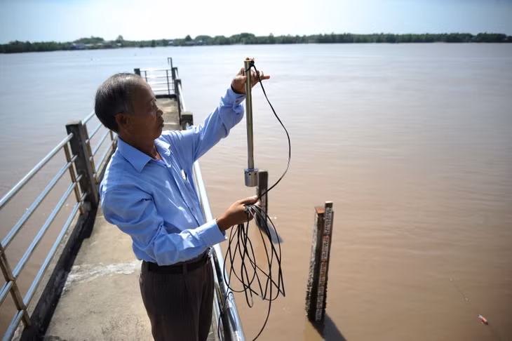Ông Nguyễn Mạnh Ái, quan trắc viên thủy văn ở Trạm Thủy văn Năm Căn (Cà Mau). Ảnh: Hoàng Hiếu-Minh Huệ