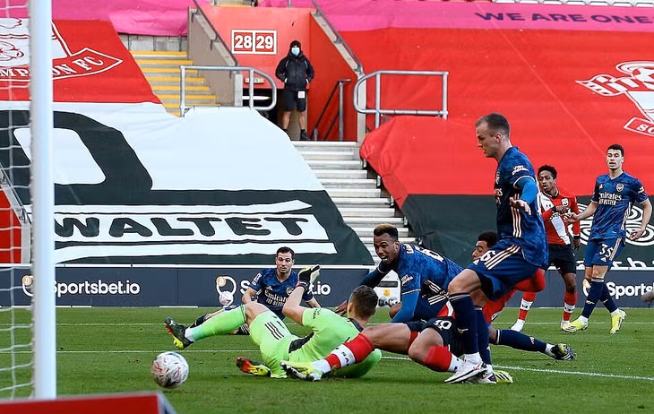 Tình huống phản lưới của Gabriel giúp Southampton ghi bàn duy nhất. Ảnh: Southampton FC.