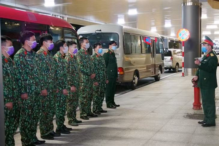 Thượng úy, nhân viên quân y Nguyễn Đình Hải cùng các đồng đội