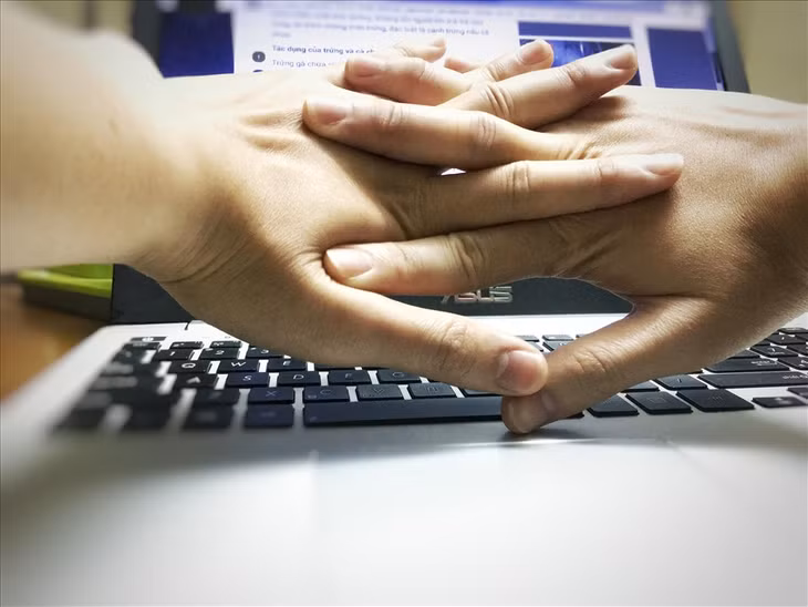 Việc bẻ khớp tay giúp các khớp xương giãn ra, đem lại cảm giác thoải mái cho cơ thể. Tuy nhiên, việc lạm dụng việc này sẽ dẫn đến một số tác hại khôn lường cho xương khớp. Ảnh: Minh Quang