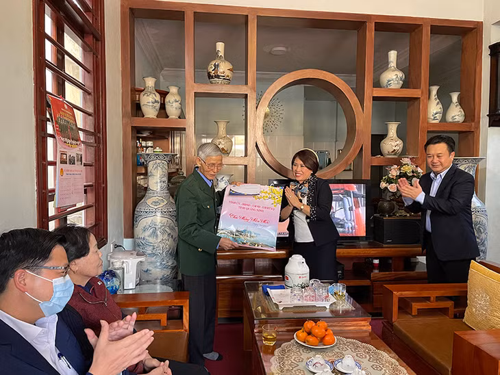 Lãnh đạo TP Cẩm Phả tặng quà Tết cho ông Hoàng Thanh Thế, khu 9A, phường Cẩm Trung.