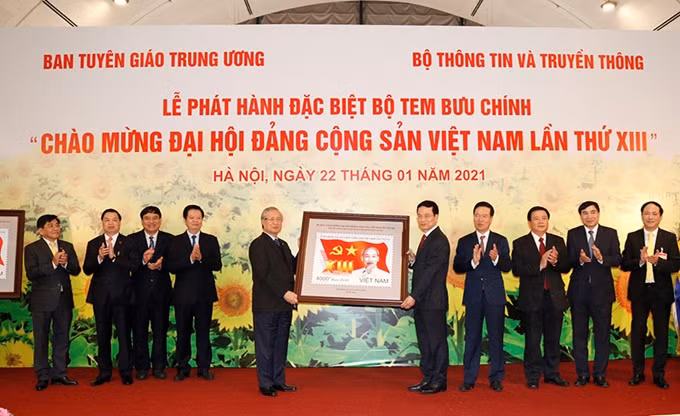 Hình ảnh tại buổi Lễ phát hành bộ tem đặc biệt. 